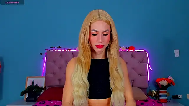 Snapshot of Ladanny_ chatting on 12/21/24, 01:42 Ladanny online show from 12/21/24, 01:42