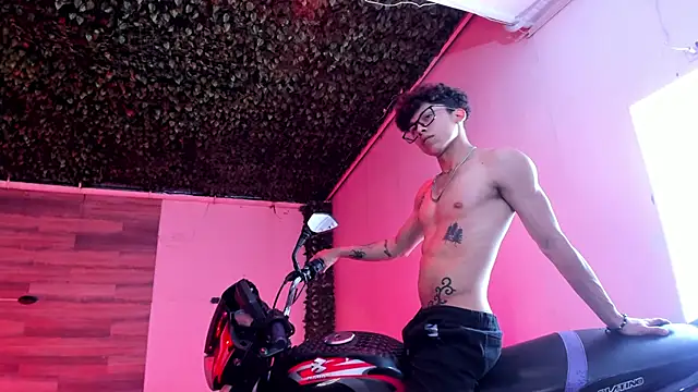 Snapshot of AkazaBoy_ chatting on 12/27/24, 07:18 AkazaBoy  online show from 12/27/24, 07:18