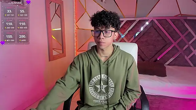 Snapshot of AkazaBoy_ chatting on 01/22/25, 04:13 AkazaBoy  online show from 01/22/25, 04:13