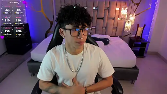 Snapshot of AkazaBoy_ chatting on 01/28/25, 04:29 AkazaBoy  online show from 01/28/25, 04:29