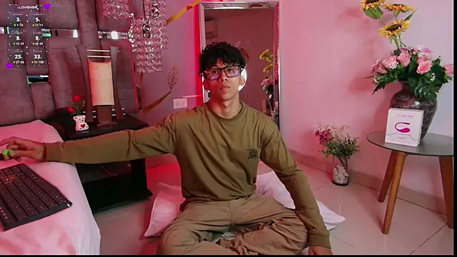 Snapshot of AkazaBoy_ chatting on 02/21/25, 02:06 AkazaBoy  online show from 02/21/25, 02:06