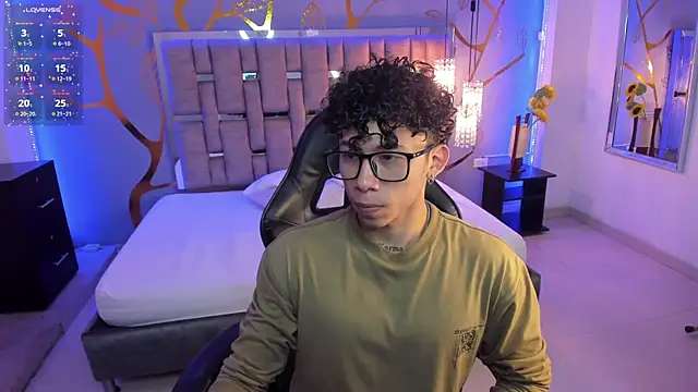 Snapshot of AkazaBoy_ chatting on 02/28/25, 05:04 AkazaBoy  online show from 02/28/25, 05:04