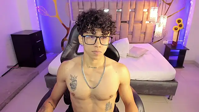 Snapshot of AkazaBoy_ chatting on 03/02/25, 04:39 AkazaBoy  online show from 03/02/25, 04:39