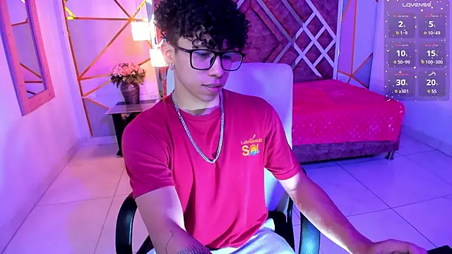 Snapshot of AkazaBoy_ chatting on 03/04/25, 04:17 AkazaBoy  online show from 03/04/25, 04:17