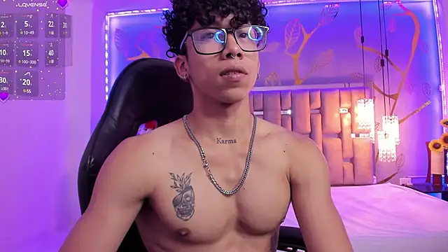 Snapshot of AkazaBoy_ chatting on 03/14/25, 04:43 AkazaBoy  online show from 03/14/25, 04:43