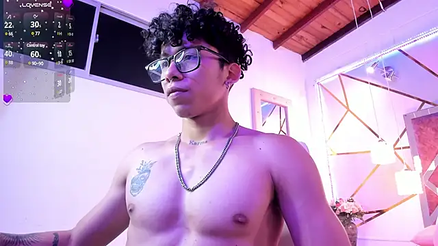 Snapshot of AkazaBoy_ chatting on 03/15/25, 10:35 AkazaBoy  online show from 03/15/25, 10:35