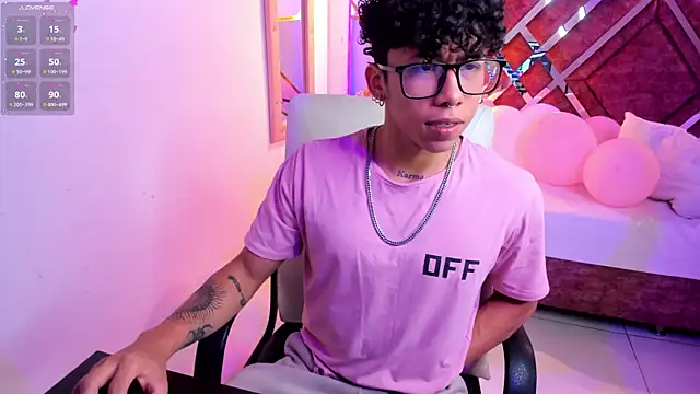 Snapshot of AkazaBoy_ chatting on 03/17/25, 04:08 AkazaBoy  online show from 03/17/25, 04:08