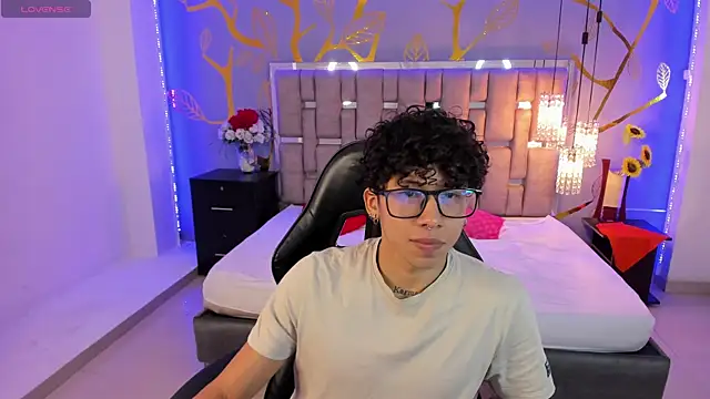 Snapshot of AkazaBoy_ chatting on 03/19/25, 04:14 AkazaBoy  online show from 03/19/25, 04:14