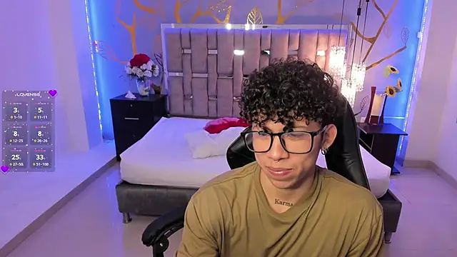 Snapshot of AkazaBoy_ chatting on 03/20/25, 04:29 AkazaBoy  online show from 03/20/25, 04:29