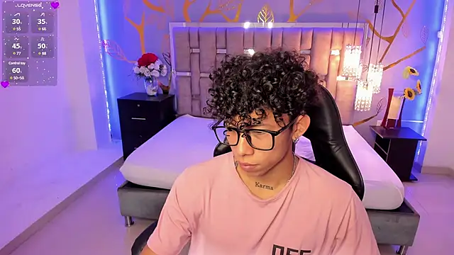 Snapshot of AkazaBoy_ chatting on 03/21/25, 04:28 AkazaBoy  online show from 03/21/25, 04:28