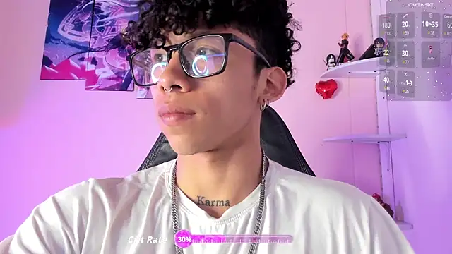 Snapshot of AkazaBoy_ chatting on 09/21/25, 04:03 AkazaBoy  online show from 09/21/25, 04:03