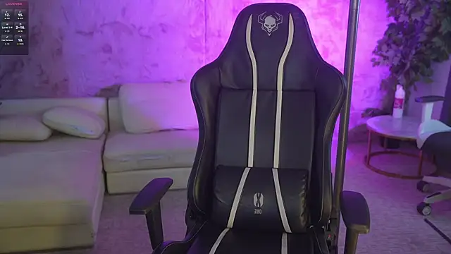 Magnetic Mia  online show from 12/18/25, 01:33