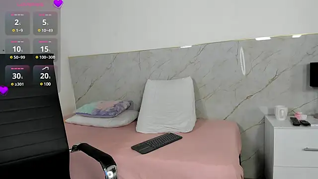 Snapshot of Mackenize chatting on 12/13/24, 06:59 Mackenize online show from 12/13/24, 06:59