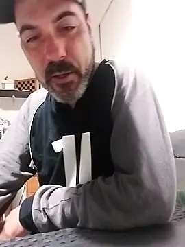 Snapshot of affascino chatting on 12/18/25, 08:53 affascino online show from 12/18/25, 08:53