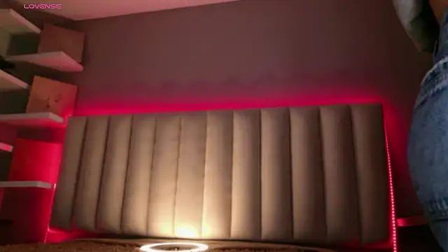 Snapshot of Megan_mooree_ chatting on 06/19/26, 01:04 Megan mooree online show from 06/19/26, 01:04