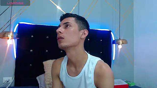 Snapshot of Oliver_king_sex chatting on 01/20/25, 11:10 Oliver king sex online show from 01/20/25, 11:10