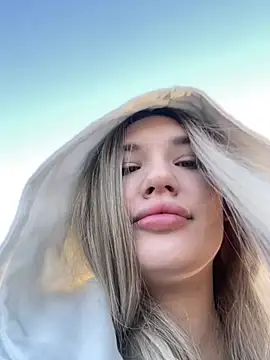 Holly Molii online show from 12/19/24, 05:18