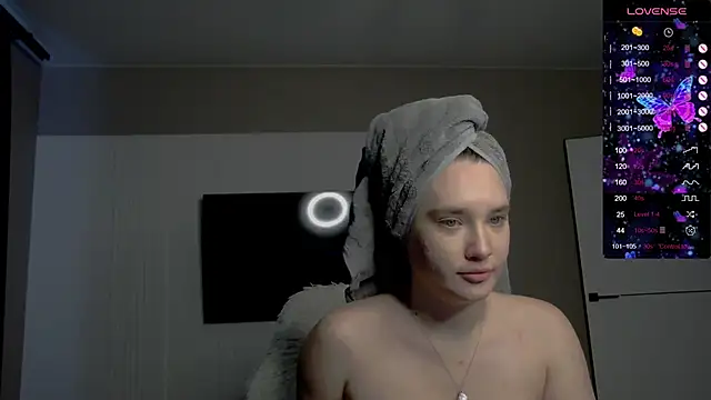 Holly Molii online show from 11/26/25, 06:14