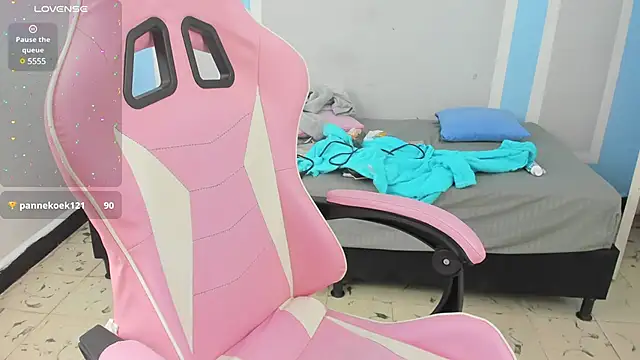 Snapshot of im_angels77 chatting on 01/11/25, 10:40 im angels77 online show from 01/11/25, 10:40