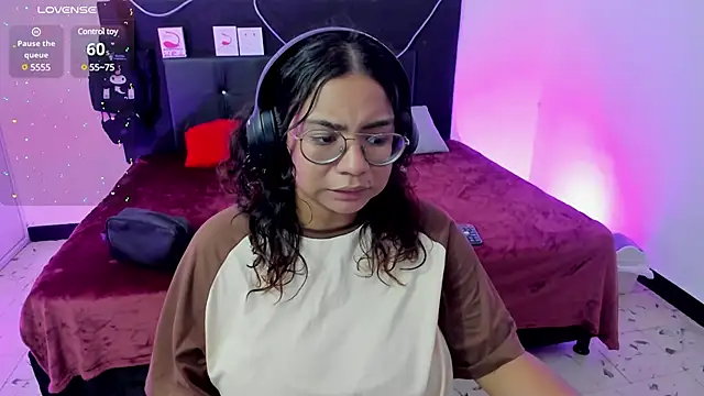 Snapshot of im_angels77 chatting on 02/21/25, 01:44 im angels77 online show from 02/21/25, 01:44