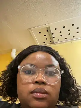 Curveysinaa online show from 02/28/25, 12:31