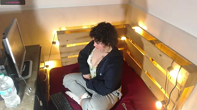 Bitsy Messy online show from 12/18/25, 03:56