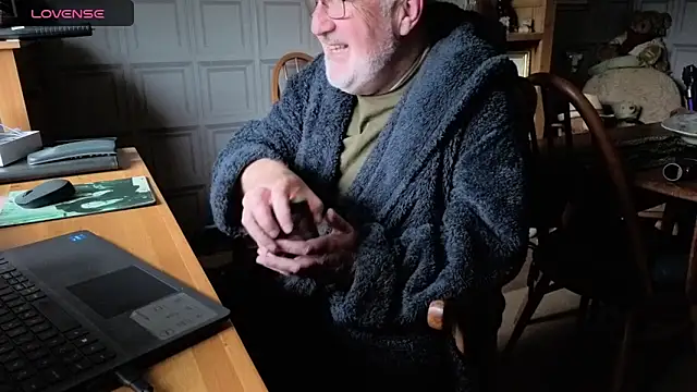 Adamdaddybear online show from 10/16/25, 07:31