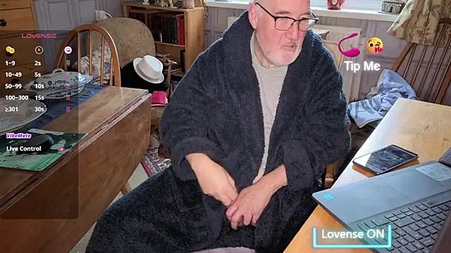 Adamdaddybear online show from 11/15/25, 09:28