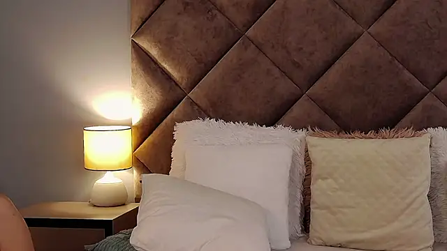 JaquelineM online show from 10/23/25, 07:07