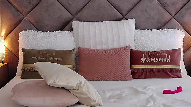 JaquelineM online show from 10/28/25, 08:07