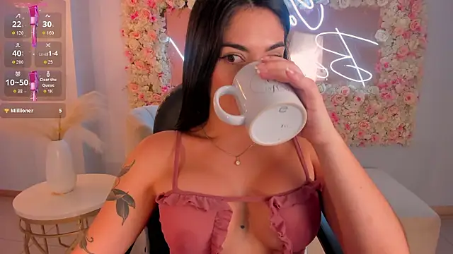 GiaFerrara online show from 10/31/25, 04:24