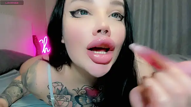 Snapshot of Aira_vi chatting on 05/18/26, 03:18 Aira vi online show from 05/18/26, 03:18