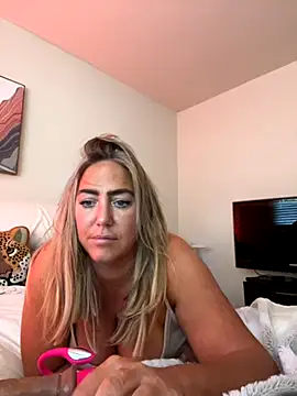 Snapshot of sunshinekisses chatting on 11/06/25, 07:37 sunshinekisses online show from 11/06/25, 07:37