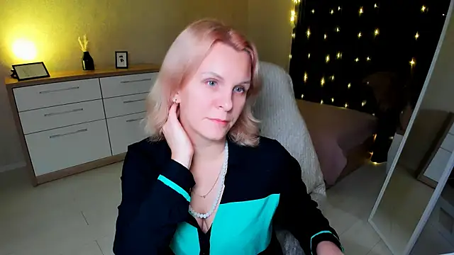 Snapshot of Louisa_Bay chatting on 12/06/24, 03:00 Louisa Bay online show from 12/06/24, 03:00