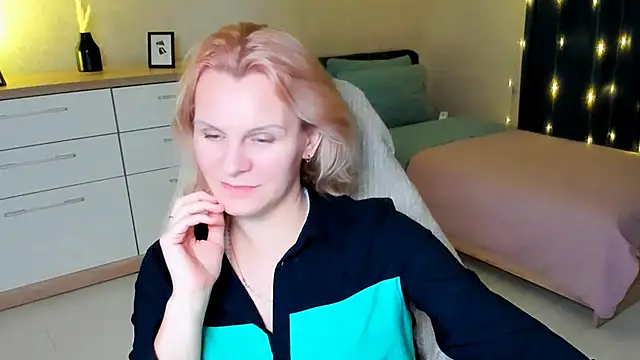 Snapshot of Louisa_Bay chatting on 12/06/24, 07:01 Louisa Bay online show from 12/06/24, 07:01