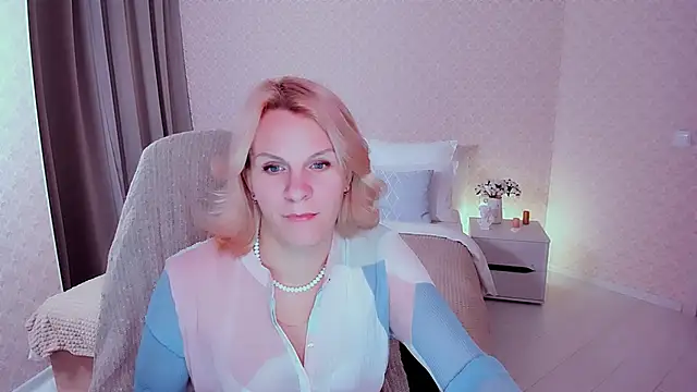 Snapshot of Louisa_Bay chatting on 12/14/24, 10:45 Louisa Bay online show from 12/14/24, 10:45