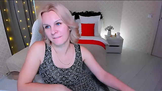 Snapshot of Louisa_Bay chatting on 12/30/24, 11:04 Louisa Bay online show from 12/30/24, 11:04