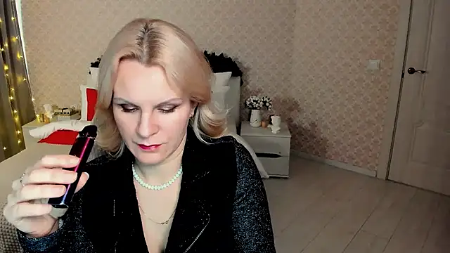 Snapshot of Louisa_Bay chatting on 01/15/25, 11:00 Louisa Bay online show from 01/15/25, 11:00