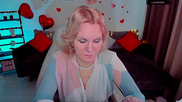 Snapshot of Louisa_Bay chatting on 02/11/25, 08:15 Louisa Bay online show from 02/11/25, 08:15