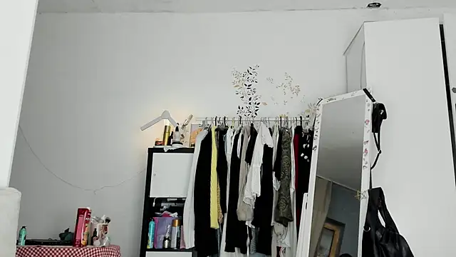 Snapshot of LisaIcon chatting on 12/17/25, 08:04 LisaIcon online show from 12/17/25, 08:04