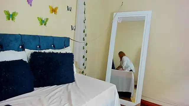 cristalwalker   online show from 10/14/25, 11:33