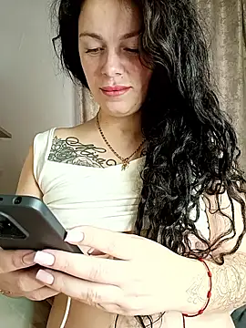 Lola Hale online show from 10/22/25, 06:24