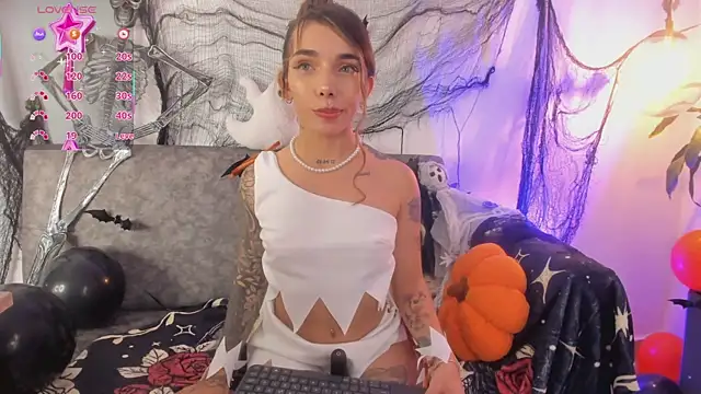 Mollymoon1 online show from 10/31/25, 09:16