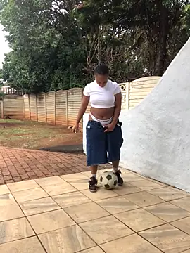 Pearl 00 online show from 10/18/25, 11:00