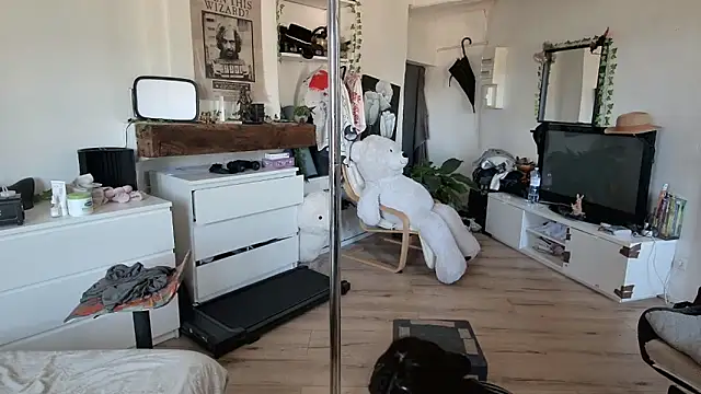 CeriseLapine online show from 10/22/25, 11:10