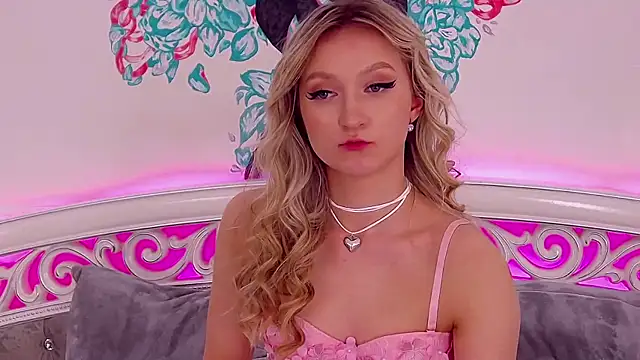 MiaNixan online show from 02/28/25, 07:15