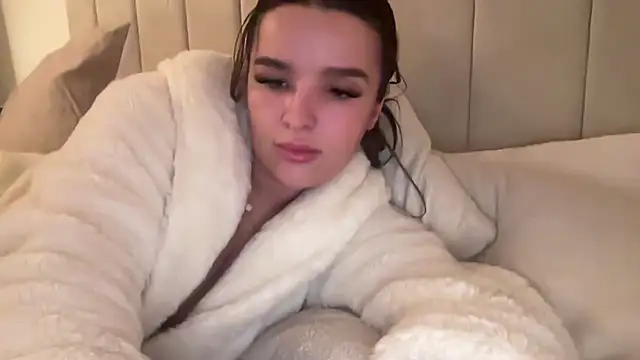 Snapshot of maisiesmithx chatting on 02/01/25, 05:39 maisiesmithx online show from 02/01/25, 05:39