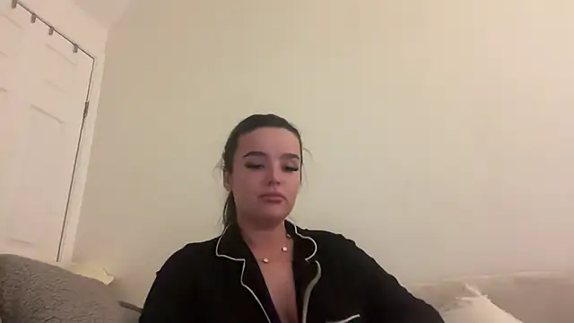 Snapshot of maisiesmithx chatting on 02/02/25, 10:06 maisiesmithx online show from 02/02/25, 10:06