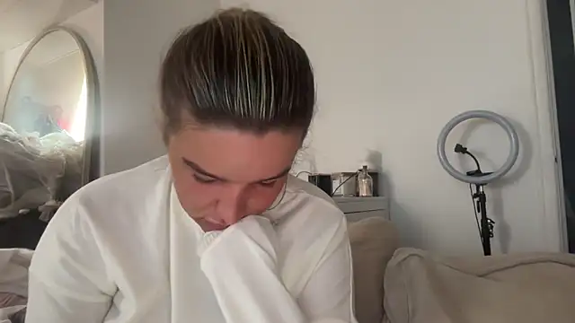 Snapshot of maisiesmithx chatting on 09/24/25, 10:29 maisiesmithx online show from 09/24/25, 10:29