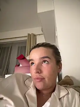 Snapshot of maisiesmithx chatting on 10/08/25, 11:02 maisiesmithx online show from 10/08/25, 11:02